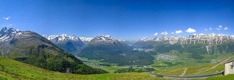 Muottas Muragl(2454米)，面向圣莫里茨和上恩加丁山谷(Graubünden，瑞士)